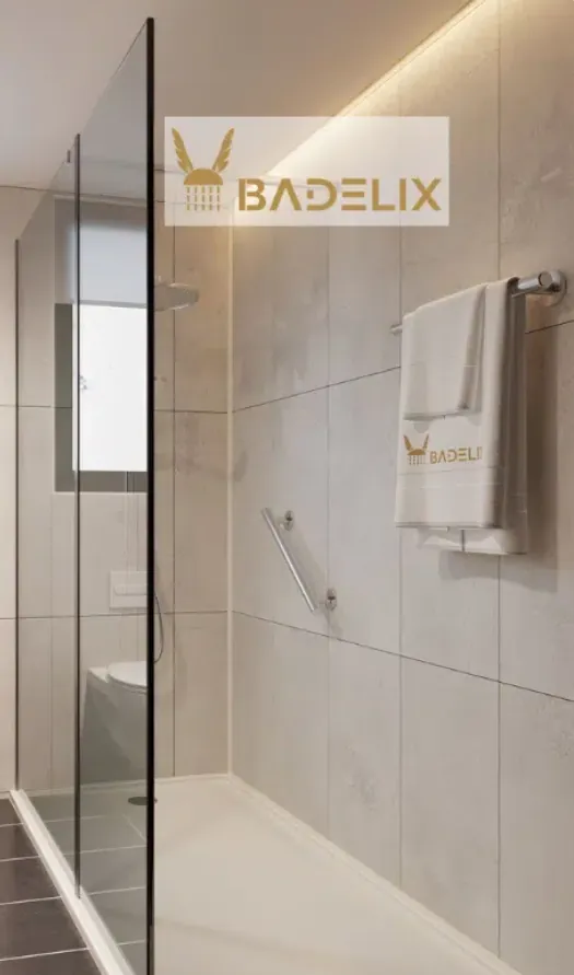 Nachher: Wanne raus – bodennahe Dusche mit Glaswand und Haltegriff rein