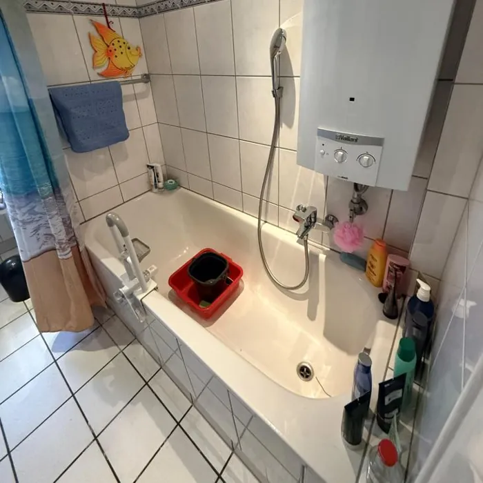 Vorher: Badewanne unter dem Durchlauferhitzer